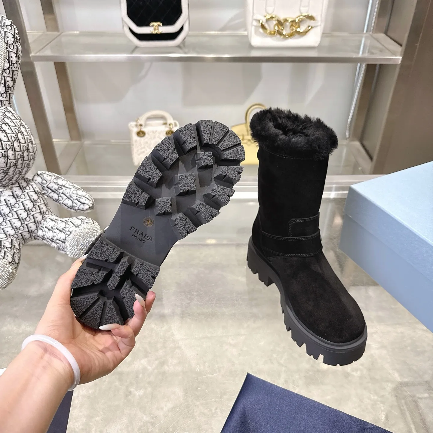 👟👟Ex-factory price 700👟👟 🔥Heavyweight🔥4050 Prada/PRADA autumn and winter snow boots counter new thick-soled anti-ski boots warm wool short boots, the same style as PRADA autumn and winter T-stage catwalk catwalk celebrity stars, original 1:1 replica, high-quality quality! The top version is comfortable on the feet and makes you look slimmer, elegant and intellectual! It is a rare pair of comfortable and warm casual snow boots! ❶Fabric: High mercerized cow suede/first layer cowhide ❷Lining: %100 pure wool imported from Australia ❸Feet: %100 pure wool imported from Australia ❹Outsole: Original TPU foam bottom Four-color women's sizes: 36–42. Complete packaging, with certified pure cotton bag after-sales service card.